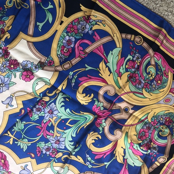Vintage Authentic Gucci silk scarf - Picture 5 of 16